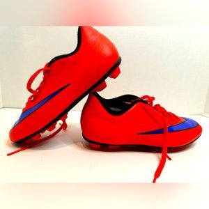Nike boy’s soccer cleats- size 2.5Y
